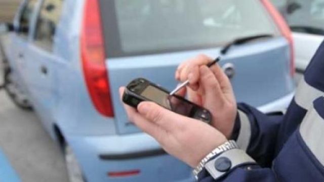 Un vigile urbano che fa una multa