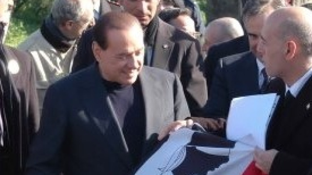 Il Psd'Az dona bandiera Quattro Mori a Berlusconi