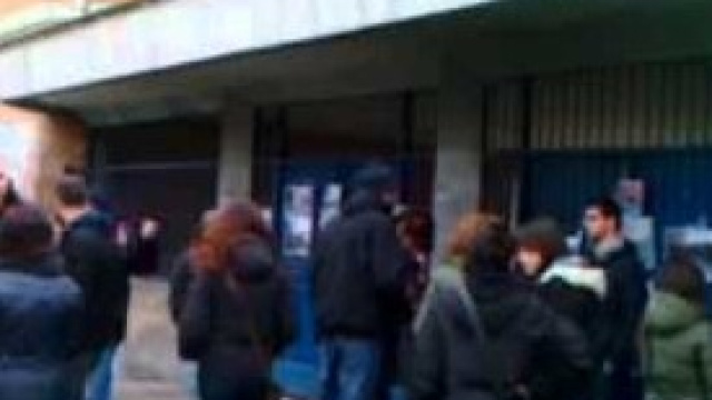 Studenti davanti a una scuola