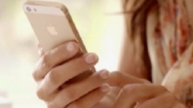 Ragazza invia sms da iPhone