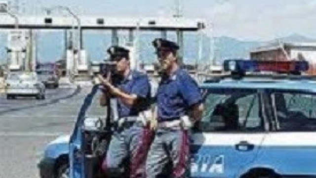 Uccide i figli poi tenta di uccidersi a sua volta