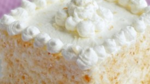 Torta al cocco decorata con crema chantilly