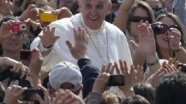 Papa Francesco tra la folla di Piazza San Pietro