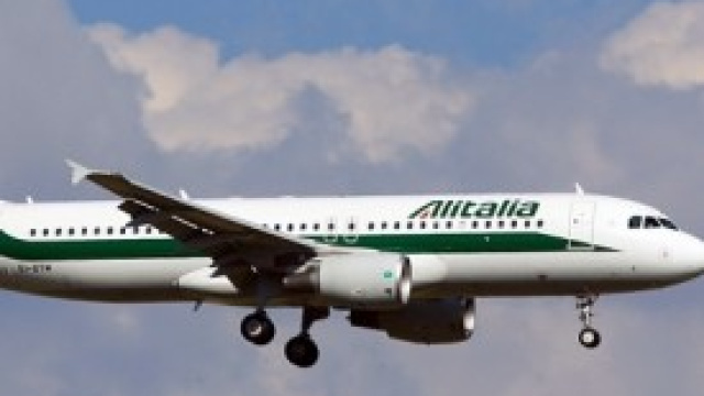 Un aereo dell'azienda Alitalia in volo.