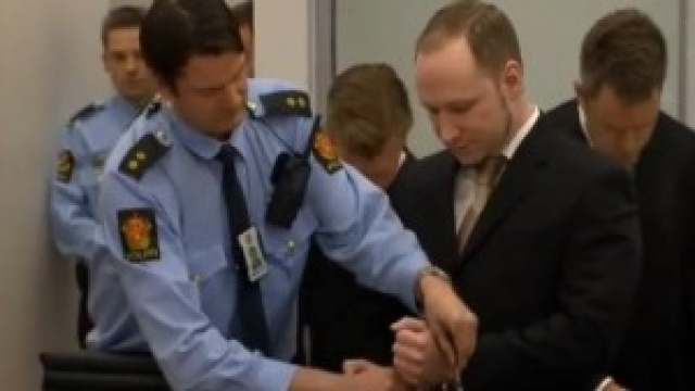 Andres Breivik vestito da poliziotto