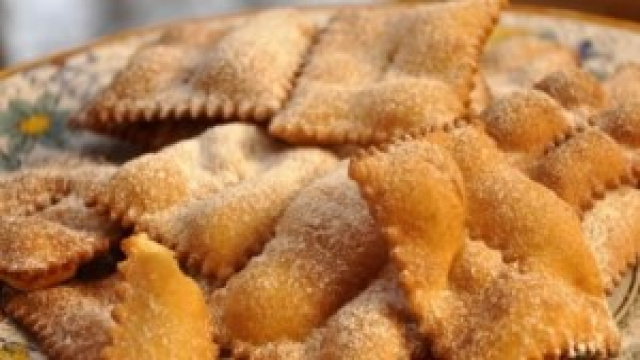 Le chiacchiere piene di zucchero a velo.