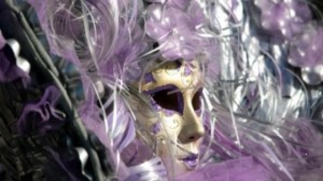 Maschera lilla della tradizione carnevalesca.