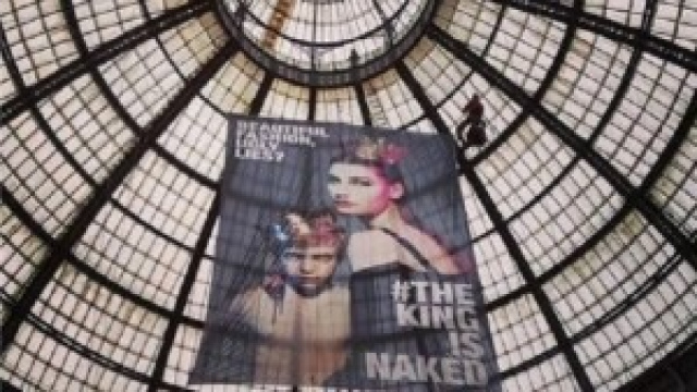 Il banner di Greenpeace nella galleria di Milano