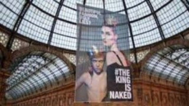 La protesta di Greenpeace in Galleria a Milano