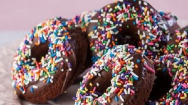 Ciambelline al cacao con codette di zucchero