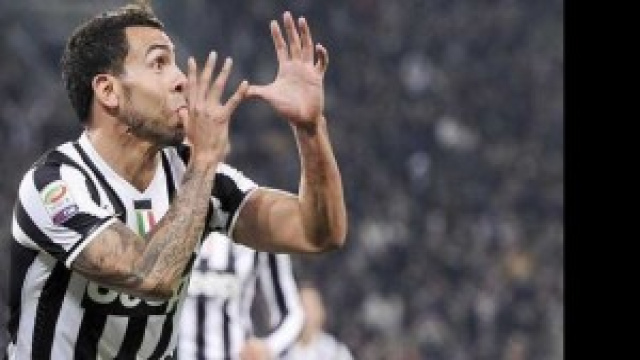Tevez esulta dopo il suo gol