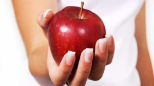 La mela rossa, uno degli alimenti brucia grassi