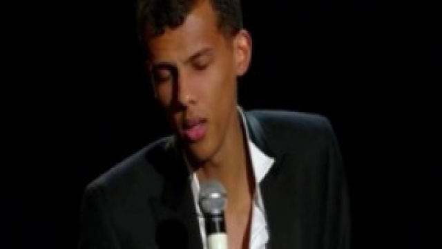 Stromae &egrave; Formidable nell'esibizione sanremese