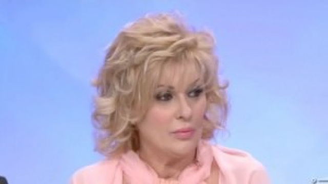 Tina Cipollari ascolta attentamente