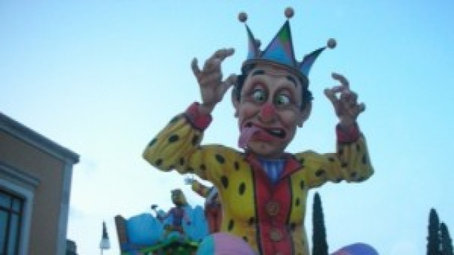 Re Carnevale sbeffeggia il Marted&igrave; Grasso