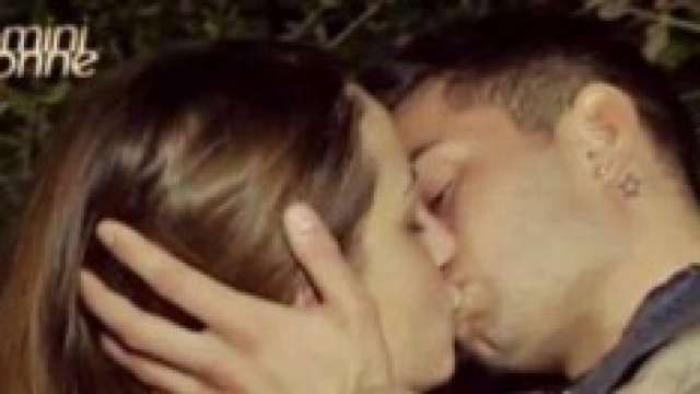 Anna ed Emanuele si baciano