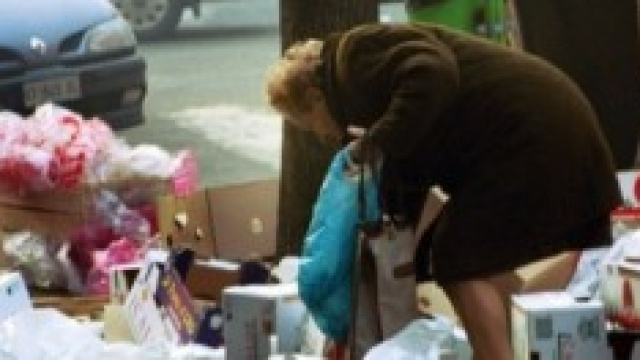 Italia che rovista tra i cassonetti