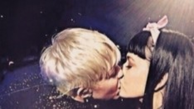 Miley Cyrus bacia Katy Perry, nuove provocazioni