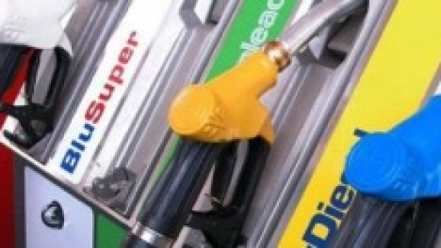 Auto, aumenti benzina e gasolio