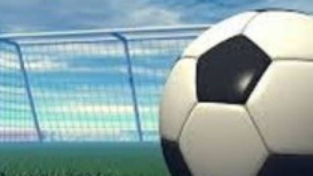 Campo di calcio, pallone nel verde