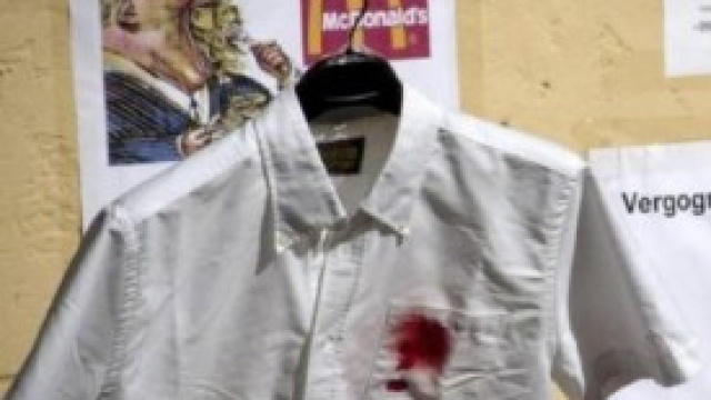 Camice insanguinato all'ingresso del McDonald's 