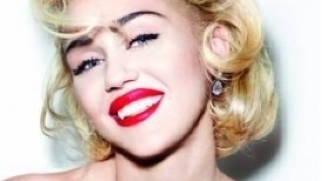 Miley Cyrus topless imita Marilyn Monroe
