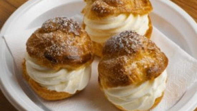 Bign&egrave; ripieni di crema chantilly