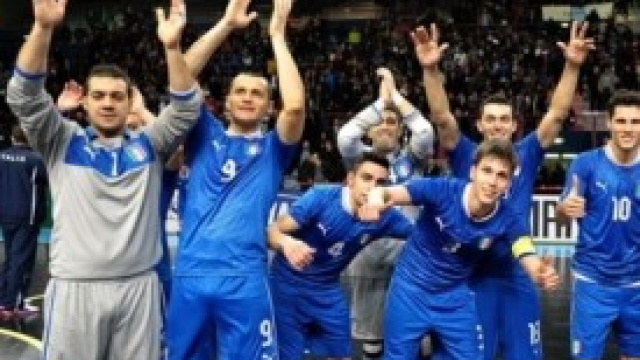 Gli azzurri festeggiano il titolo
