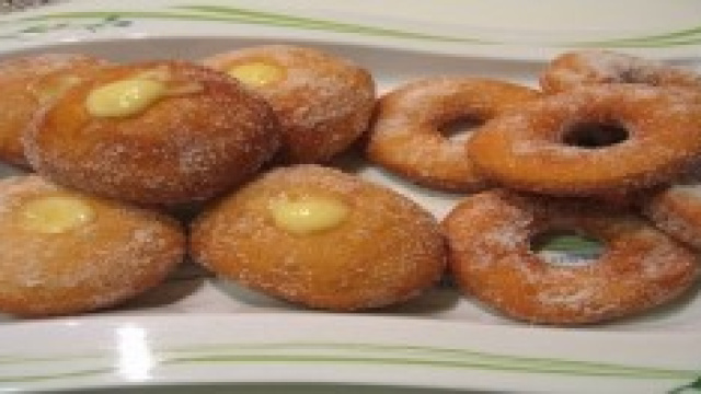Ciambelle e bomboloni a tavola