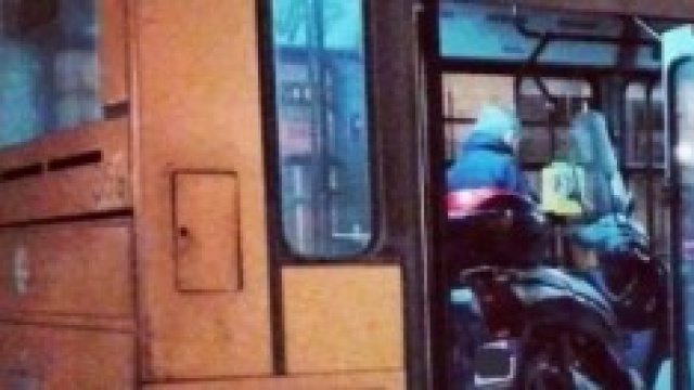 la foto dello scooter sul mezzo pubblico