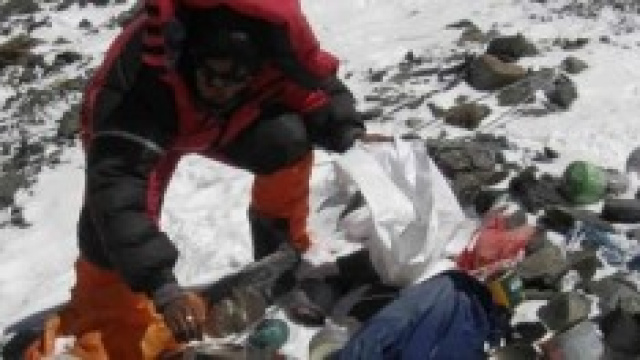 Raccolta di rifiuti abbandonati sull'Everest