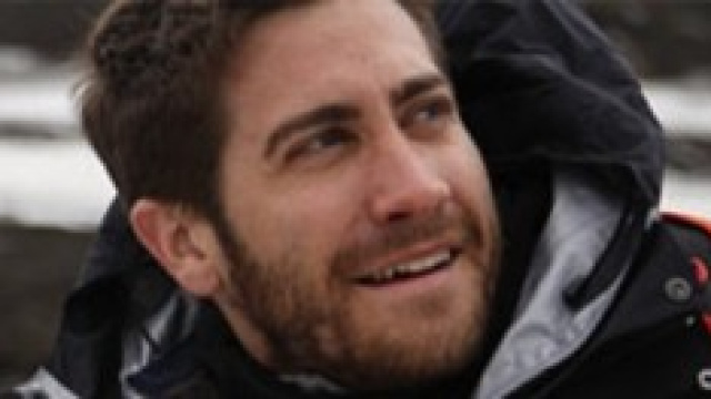 Jake Gyllenhaal immortalato senza veli sul set