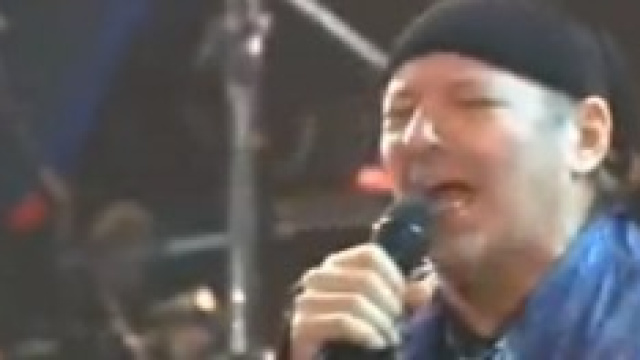 Vasco Rossi canta Dannate Nuvole