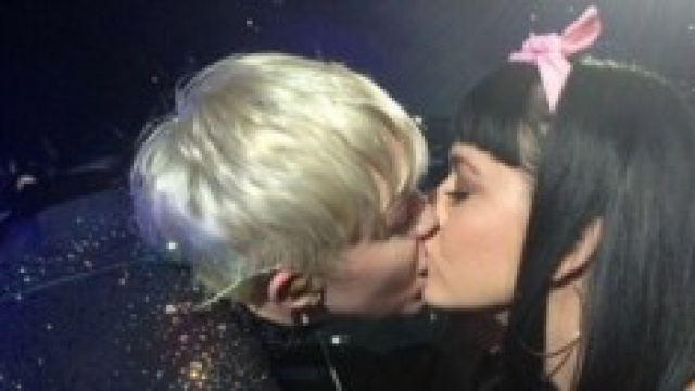 Il bacio lesbo tra Katy Perry e Miley Cyrus