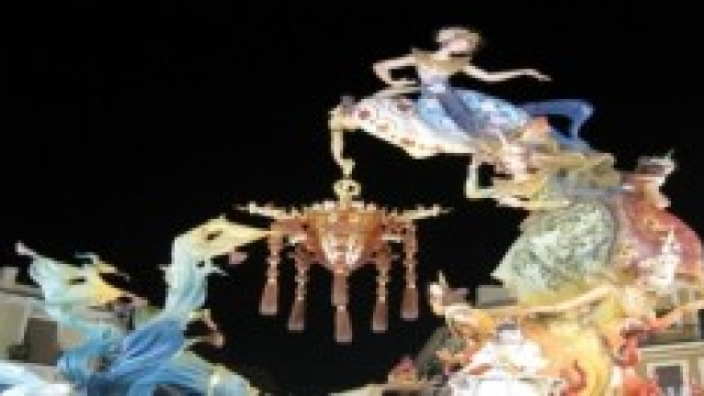 Un monumento, Fallas durante la sfilata a Valencia