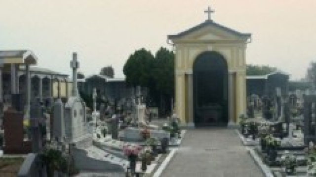Scoperte tombe abusive al cimitero di Napoli