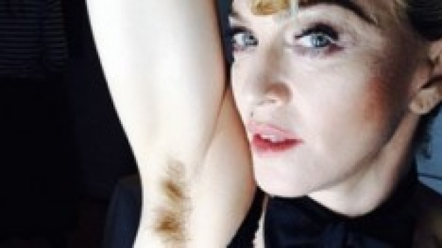 Madonna mostra conturbante l'ascella pelosa