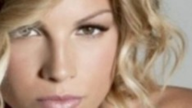 Emma Marrone molto sexy nel video di Sloggi