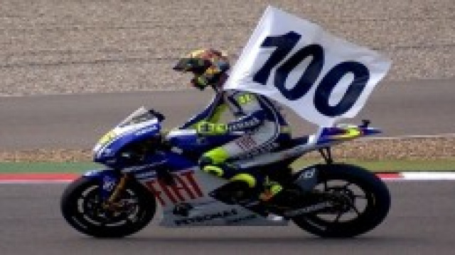 Valentino Rossi con la bandiera numero 100