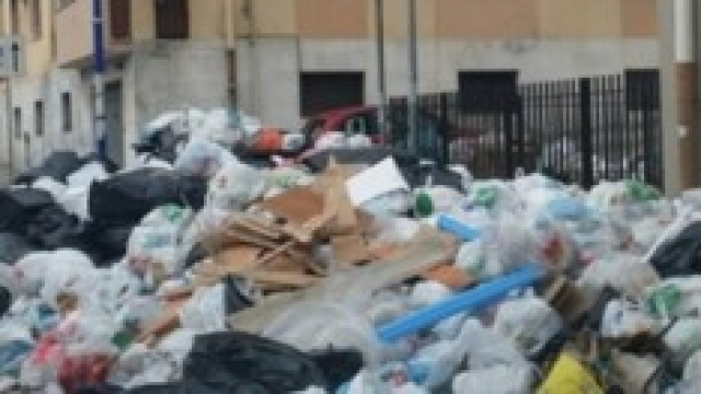Cumuli di spazzatura a Reggio Calabria