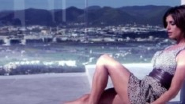 Elisabetta Canalis, seno e gambe in evidenza