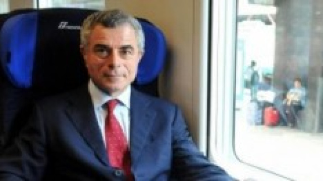 M.Moretti su una poltrona di un vagone ferroviario