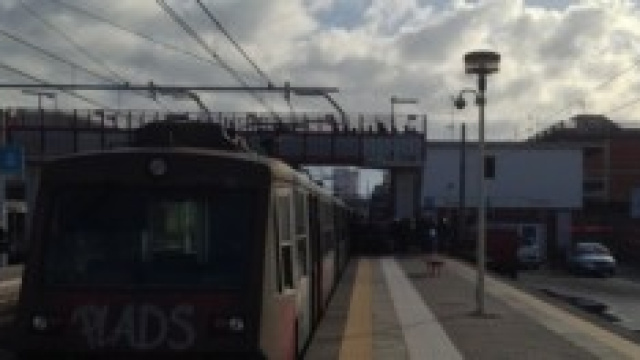 Napoli, treno della Circumvesuviana..