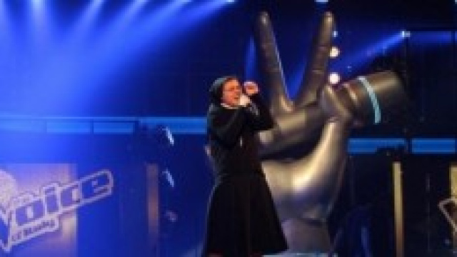 Suor Cristina durante l'esibizione a The Voice