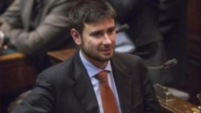 Di Battista (M5S) alla Camera spesso si annoia