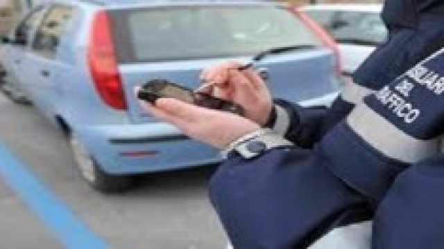 avviso di multa lasciato sul cruscotto dell'auto