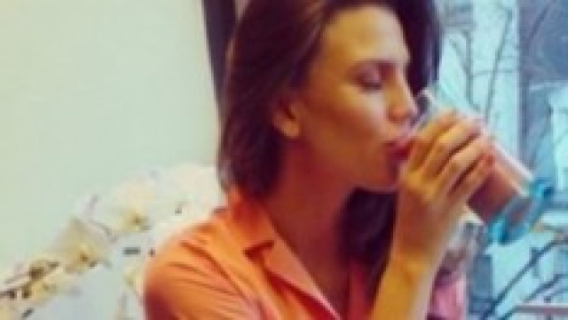 Claudia Galanti che beve il frullato di placenta