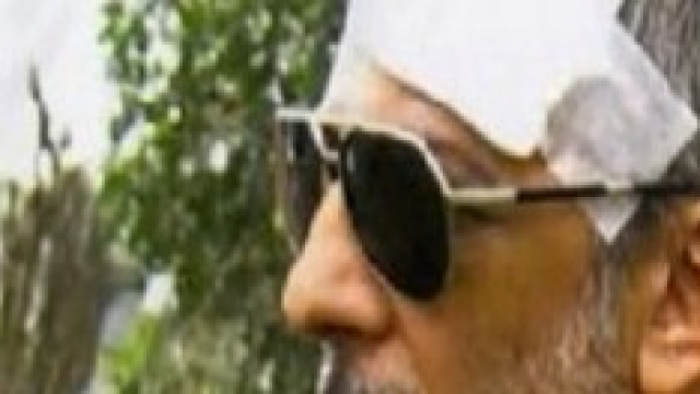 Fiorello col cerotto in fronte