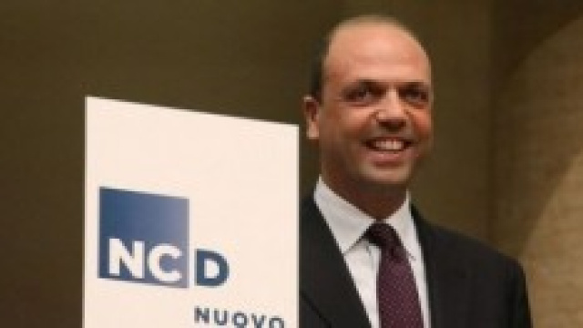 Angelino Alfano mostra simbolo NCD