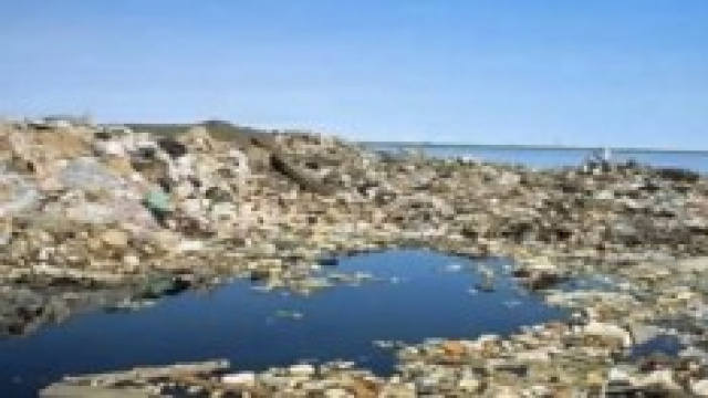 L'impressionante isola di plastica